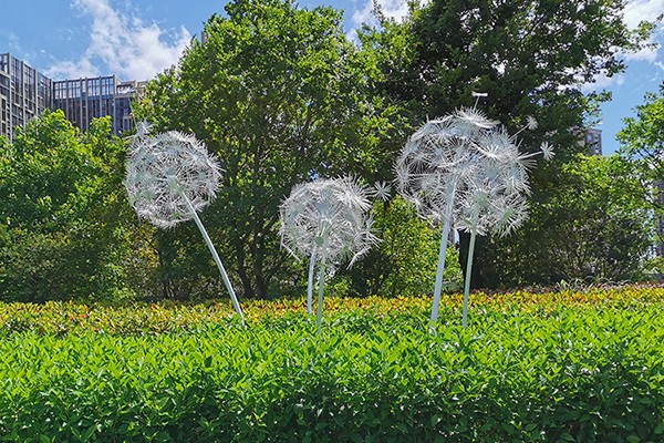 White Painted Stainless Steel Dandelion Sculpture – Custom Outdoor Metal Art for Landscape Decoration